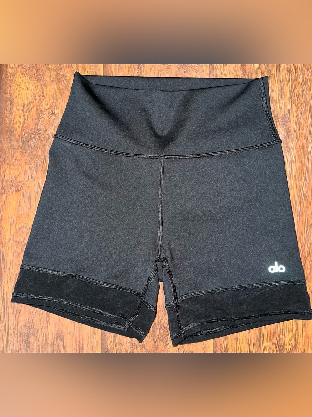 Alo Yoga High-Waist Mesh Trim Detail Biker Shorts M Black. AA25